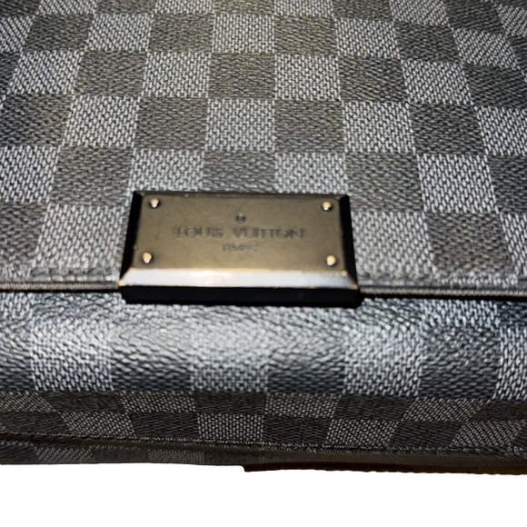 LOUIS VUITTON Damier Graphite MM Messenger Bag - Picture 5 of 13